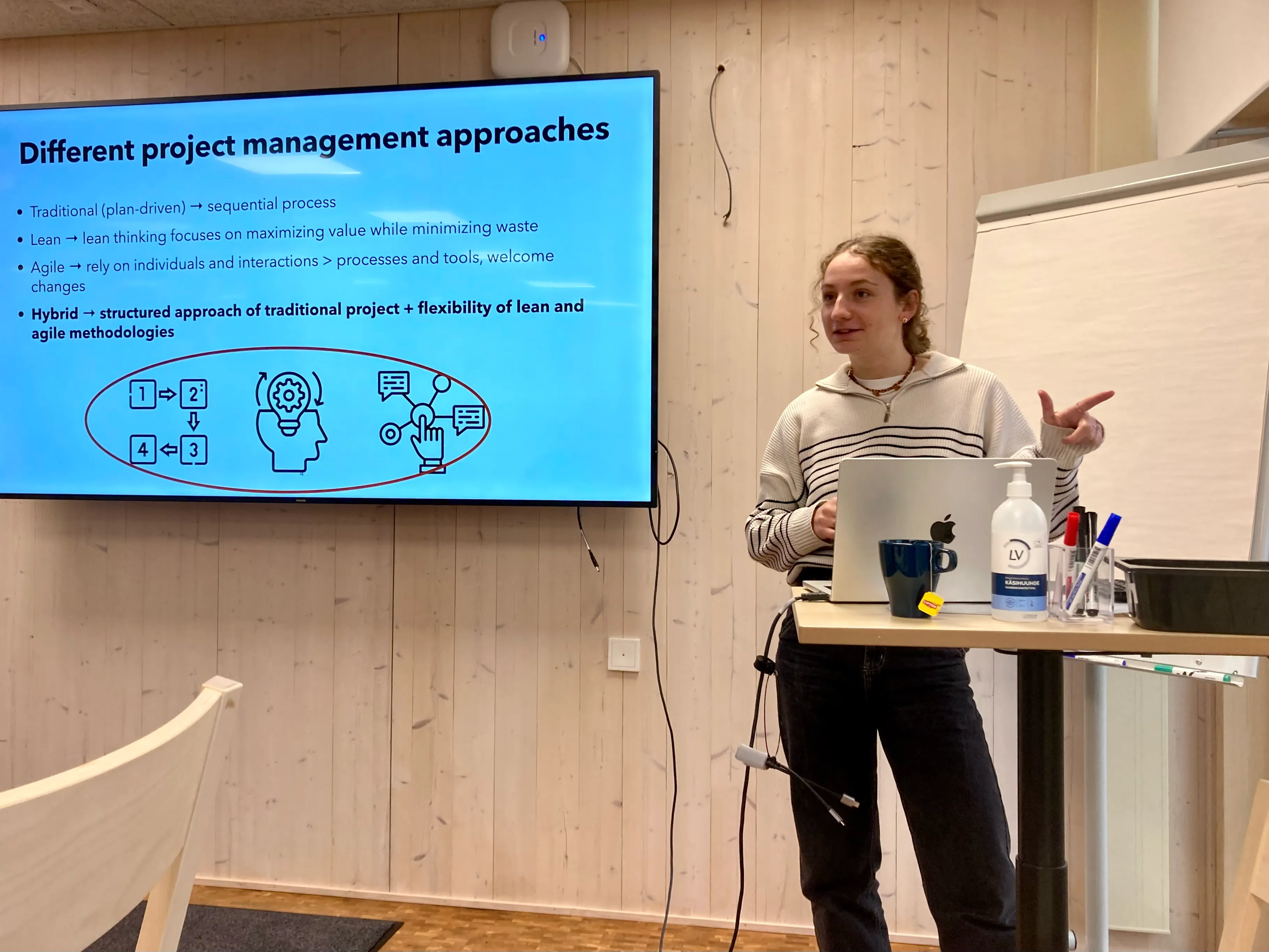 Manon presenting project management